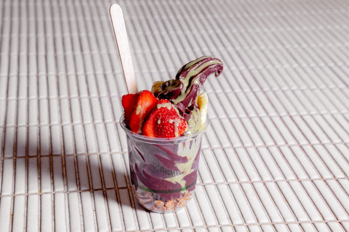 Chocolate sundae with fresh strawberries